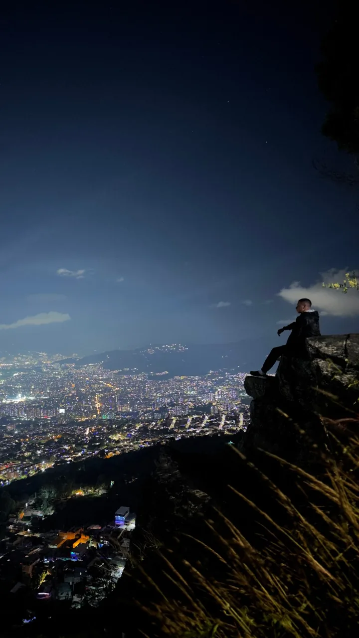 Medellín de noche, <em>desde arriba</em>